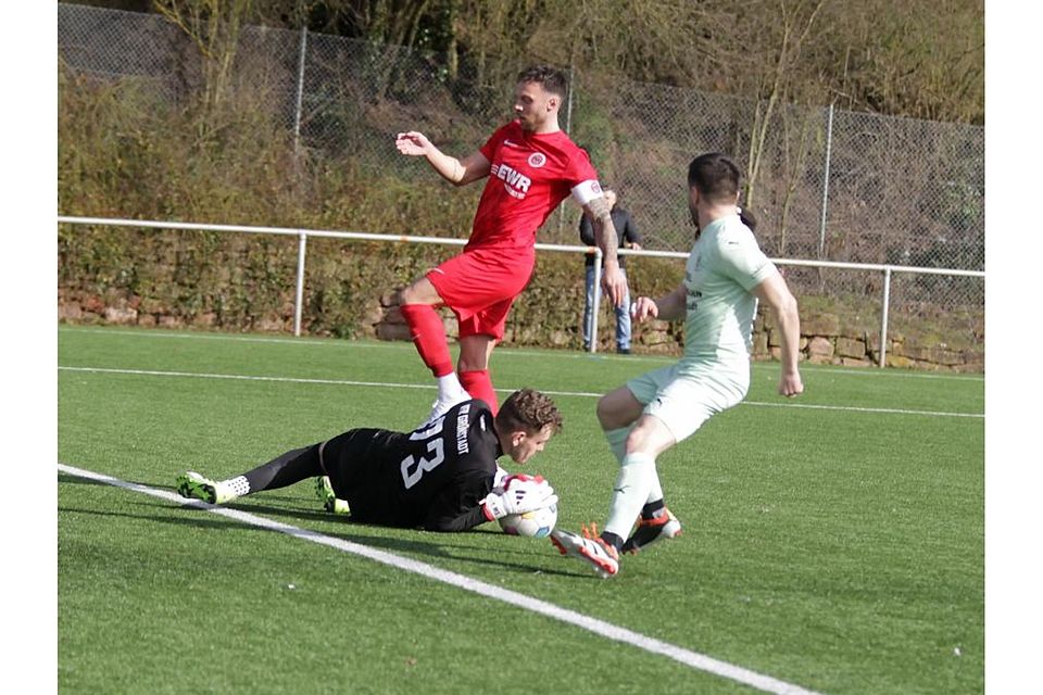Endstation Maximilian Schäfer: Der Pfeddersheimer Marcell Oehler (rotes Trikot) kommt in dieser Szene nicht am Torwart des VfR Grünstadt vorbei, der von Mitspieler Nico Müller (rechts) unterstützt wird. Foto: Axel Schmitz/pakalski-press Endstation Maximilian Schäfer: Der Pfeddersheimer Marcell Oehler (rotes Trikot) kommt in dieser Szene nicht am Torwart des VfR Grünstadt vorbei, der von Mitspieler Nico Müller (rechts) unterstützt wird. Foto: Axel Schmitz/pakalski-press