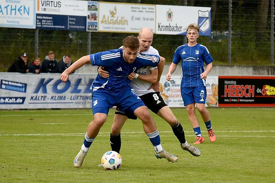 Torjäger Florian Kuklinski, hier gegen Steffen Neelsen (hinten, Heider SV), fehlt weiterhin dem TuS Rotenhof.
