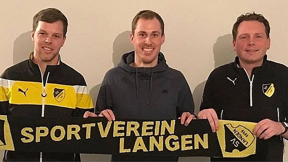 Künftig mit Stefan Raming-Freesen (links) in Langen: Patrick Schnettberg. Rechts: Fußballobmann Hermann-Josef Albers. Foto: SV Langen