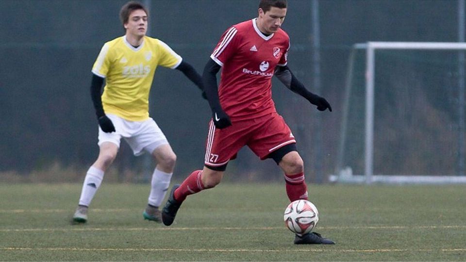 Christian Resch (am Ball) und der FC Salzweg wollen die Hürde SV Oberpolling meistern und ins Totopokal Halbfinale einziehen. F: Hönl