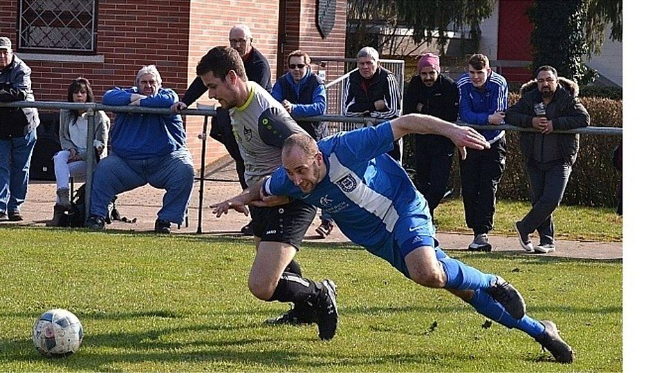 Ein kampfbetontes Duell zwischen der SG Guldenbachtal (links Daniel Zuck) und Primus Waldböckelheim (Simon Schmidt) endet mit einer Punkteteilung.	Foto: Heidi Sturm