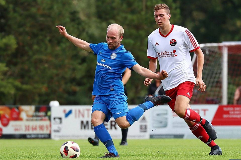 Der FC Jura (links Tom Kirner) erkämpft sich den zweiten Punkt der Saison.