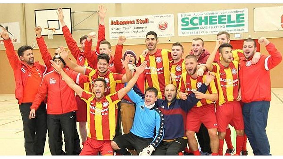 Sie feierten ausgelassen: Die Kreisliga-Fußballer vom SV Baris Delmenhorst sicherten sich den Titel beim Hallen-Masters in Ahlhorn. Im Endspiel bezwangen sie den SV Tur Abdin knapp mit 1:0. Olaf Blume