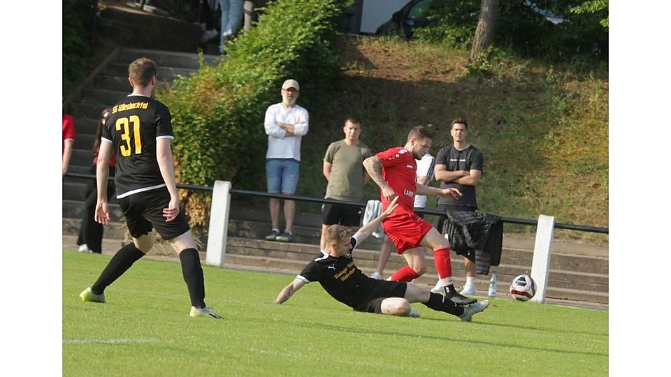 Wallertheims Nils Arnold fängt Rheindürkheims Timo Widder ab. Links harrt Leon Becker der Dinge, die da kommen.	Foto: Axel Schmitz/pakalski-press