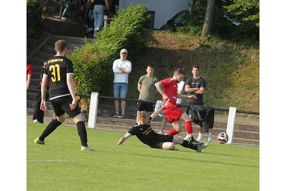 Wallertheims Nils Arnold fängt Rheindürkheims Timo Widder ab. Links harrt Leon Becker der Dinge, die da kommen.	Foto: Axel Schmitz/pakalski-press