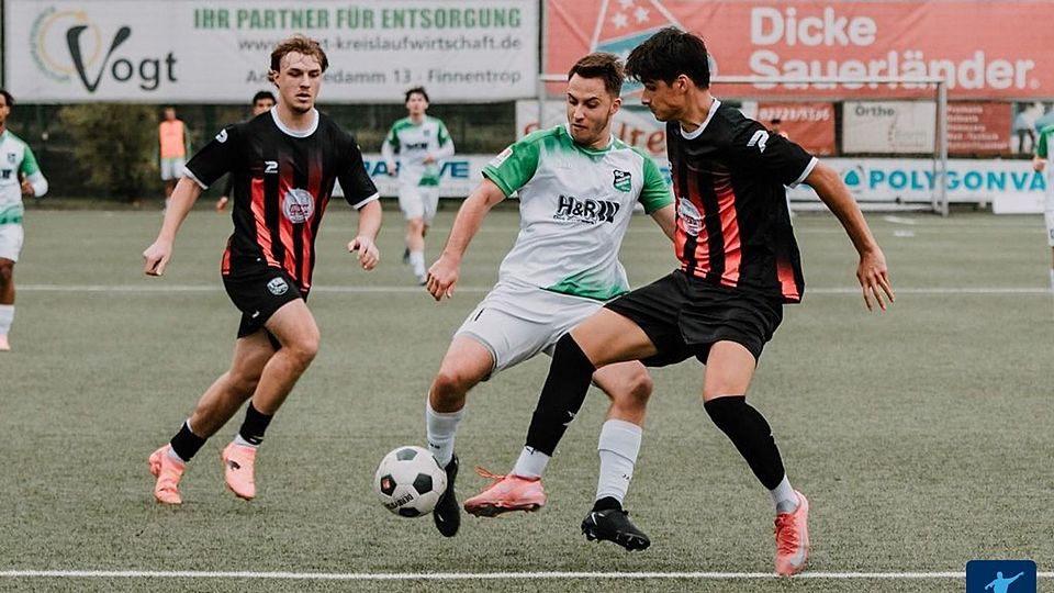 Türkspor Dortmund (in Schwarz-Rot) und die SG Finnentrop/Bamenohl sind am Pfingstmontag in die Westfalenliga abgestiegen.
