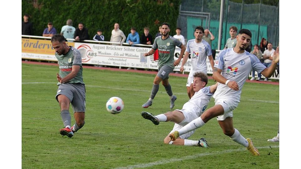 Gau-Odernheims Aleksandar Dimitrijevic (links, hier beim 1:0 gegen Gonsenheim mit Justus Mildeberger und Josef Elhajj) konnte ein paar Tage durchschnaufen.	Archivfoto: Axel Schmitz/pakalski-press