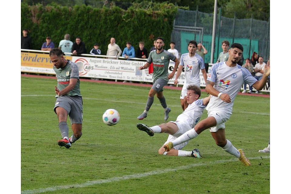 Gau-Odernheims Aleksandar Dimitrijevic (links, hier beim 1:0 gegen Gonsenheim mit Justus Mildeberger und Josef Elhajj) konnte ein paar Tage durchschnaufen. Archivfoto: Axel Schmitz/pakalski-press Gau-Odernheims Aleksandar Dimitrijevic (links, hier beim 1:0 gegen Gonsenheim mit Justus Mildeberger und Josef Elhajj) konnte ein paar Tage durchschnaufen. Archivfoto: Axel Schmitz/pakalski-press