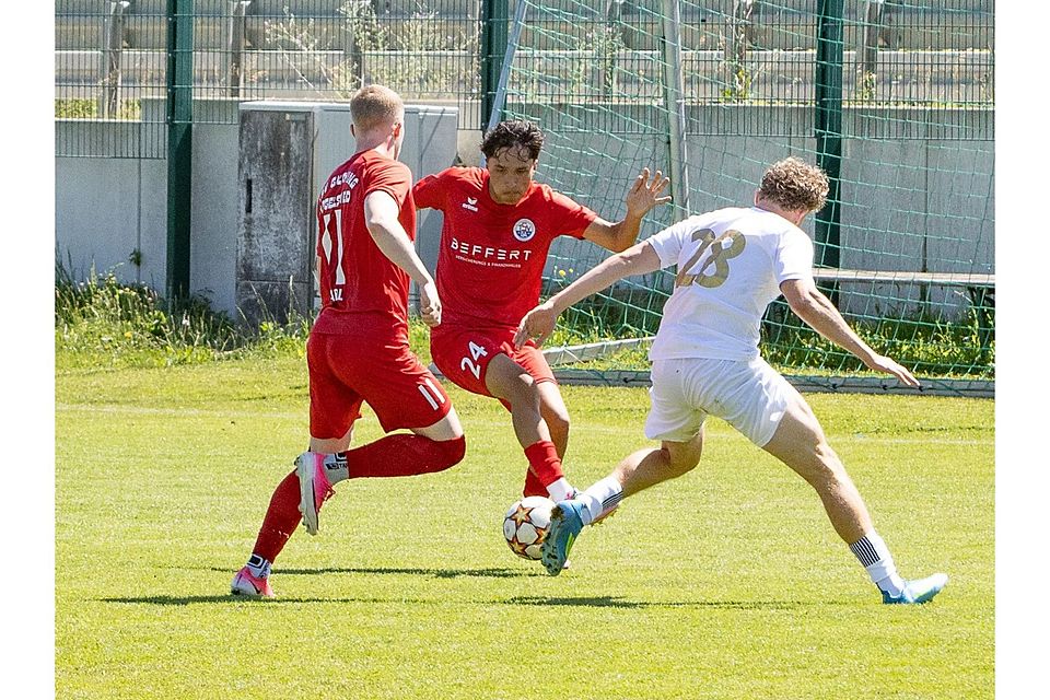 „Ein Traum ging in Erfüllung“: Der 18-jährige Neuzugang Marvin Vidal Chacón (am Ball) erzielte gegen den FC Kosova sein erstes Heimtor für den TSV Gilching. „Ein Traum ging in Erfüllung“: Der 18-jährige Neuzugang Marvin Vidal Chacón (am Ball) erzielte gegen den FC Kosova sein erstes Heimtor für den TSV Gilching.