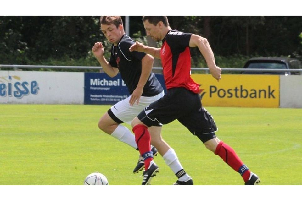 Florian Schrepel (rechts mit Ball) konnte insgesamt 6 Tore beitragen beim 12:1 Kanter-Sieg des VfB Weiden gegen den SC Eschenbach II. F: Schraml
