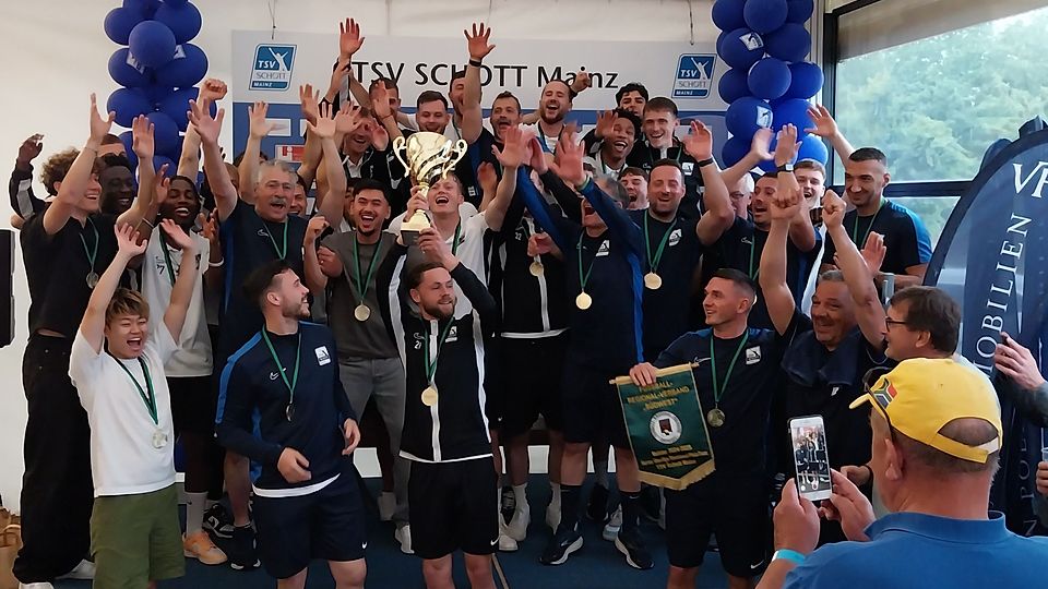 Jubeln! Bissl eng war's im VIP-Zelt, aber der guten Laune des neuen Oberliga-Meisters tat das keinen Abbruch.