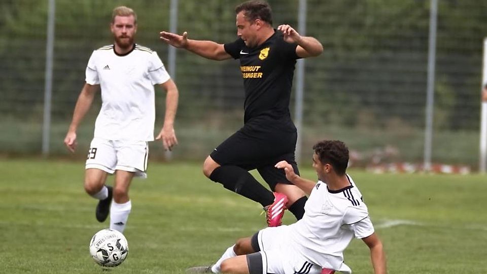Nach zwölf Jahren Wallertheim ist Schluss: Michael Szymkow (schwarzes Trikot) spielt künftig für die SG Weinheim/Heimersheim.	Archivfoto: BK/Michael Wolff