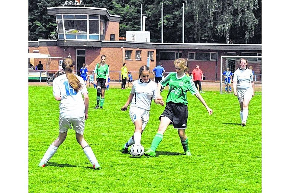 Viel spannende Spiele, wie das zwischen dem FV Vaalserquartier und der Eschweiler Rhenania bei den C-Juniorinnen, waren auf dem Sommerturnier garantiert. Foto: Timo Müller