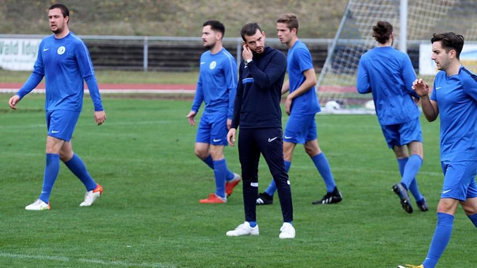 Eintracht-Kapitän Deniz Darcan (Mitte) und seine Mitspieler sind heiß aufs Duell mit der SG Meisenheim.	Foto: Mario Luge