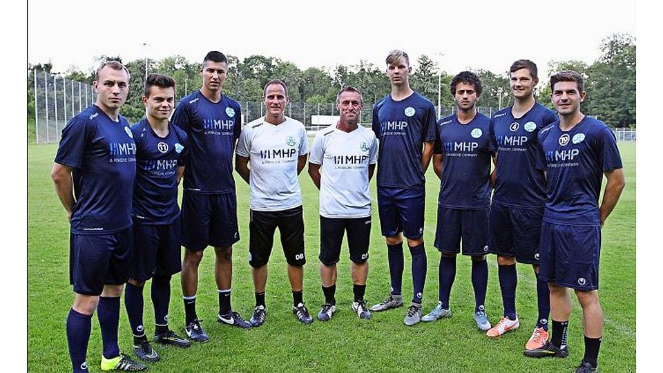 Der neue Kickers-Oberligatrainer Dieter Märkle (weißes Shirt rechts) und sein Assistent Danijel Baric mit sieben ihrer Neuzugänge.   Foto:Yavuz Dural