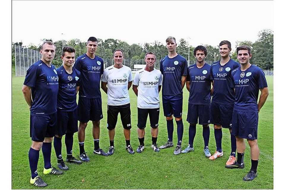 Der neue Kickers-Oberligatrainer Dieter Märkle (weißes Shirt rechts) und sein Assistent Danijel Baric mit sieben ihrer Neuzugänge.   Foto:Yavuz Dural
