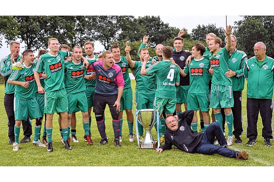 Große Freude: Die in der Kreisliga West spielenden Fußballer des ABC Wesseln gewannen erstmals die Heider Stadtmeisterschaft.gkn