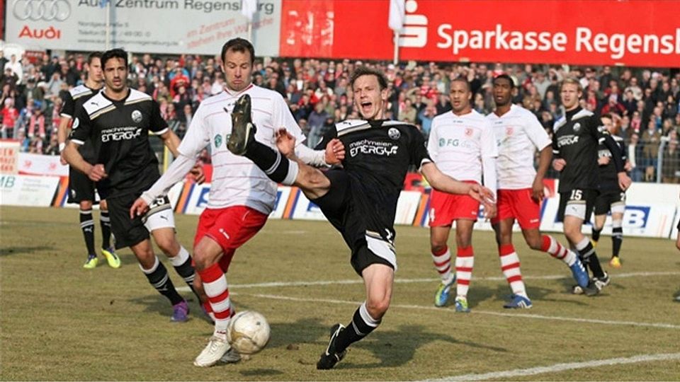 Tobias Schlauderer (l. in rot-weiß) war vier Jahre Jahn-Profi und stieg 2012 mit dem SSV in die 2. Bundesliga auf. Foto: Nickl