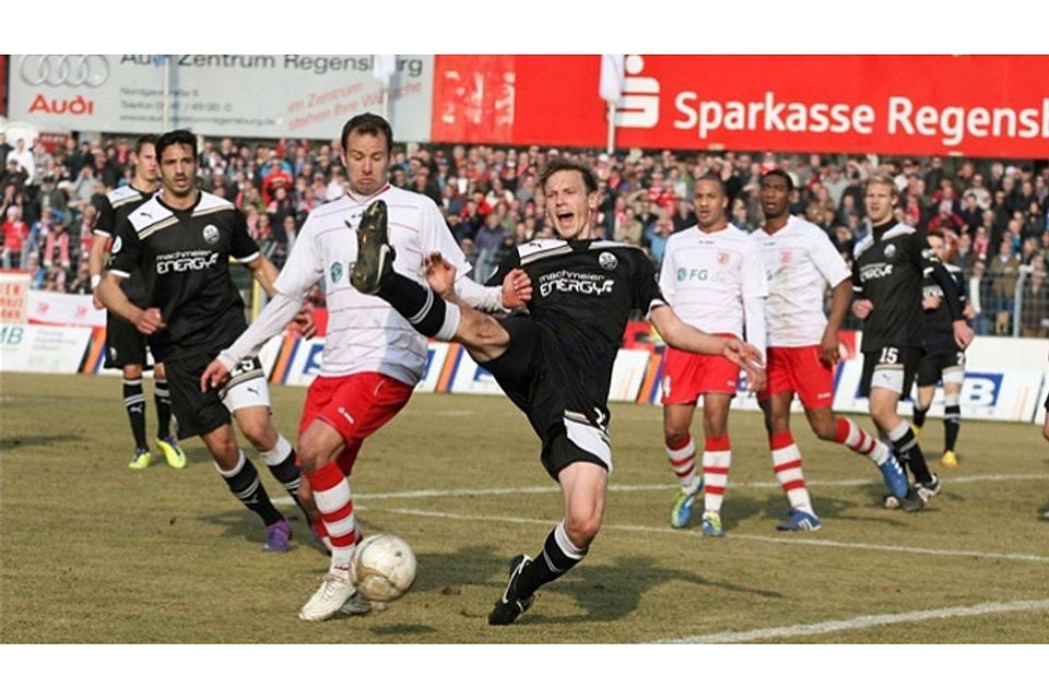 Tobias Schlauderer (l. in rot-weiß) war vier Jahre Jahn-Profi und stieg 2012 mit dem SSV in die 2. Bundesliga auf. Foto: Nickl