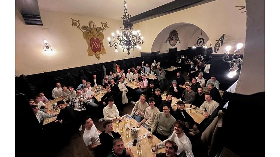 62 Spieler aus der ersten und zweiten Mannschaft sowie Trainer und Funktionäre des FC Deisenhofen ließen das erfolgreiche Fußballjahr im Augustiner-Stammhaus in der Münchner Fußgängerzone ausklingen.