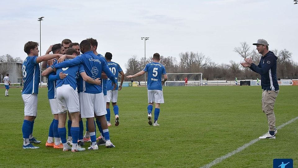 Grenzenloser Jubel bei den Spielern und Coach Thomas Seidl nach dem 3:0 - am Ende wurde aber doch noch gezittert