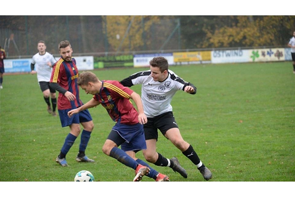 Die SG SF Ursulapoppenricht I/DJK Gebenbach III (in Weiß) – hier gegen Ursensollen – holte sich mit vier Punkten Vorsprung den Meistertitel in der Kreisklasse Süd. Foto: Andreas Brückmann