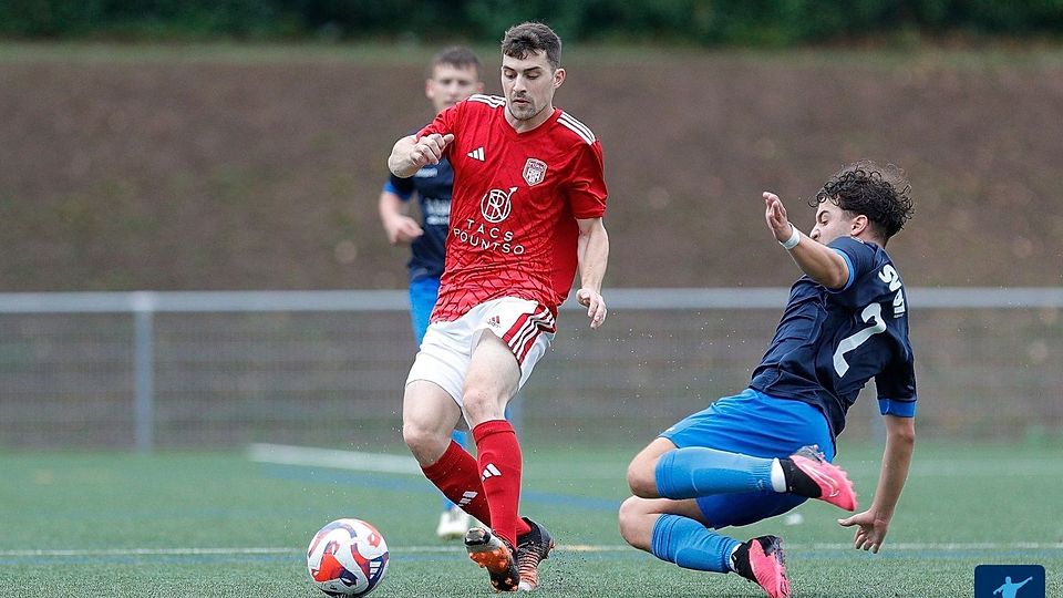 Fabian Pfeifer (rotes Trikot) schoss Türk Kelsterbach per Dreierpack zurück an die Tabellenspitze. Der SV Kriftel (blaue Trikots) siegten auswärts beim FC Schwalbach.