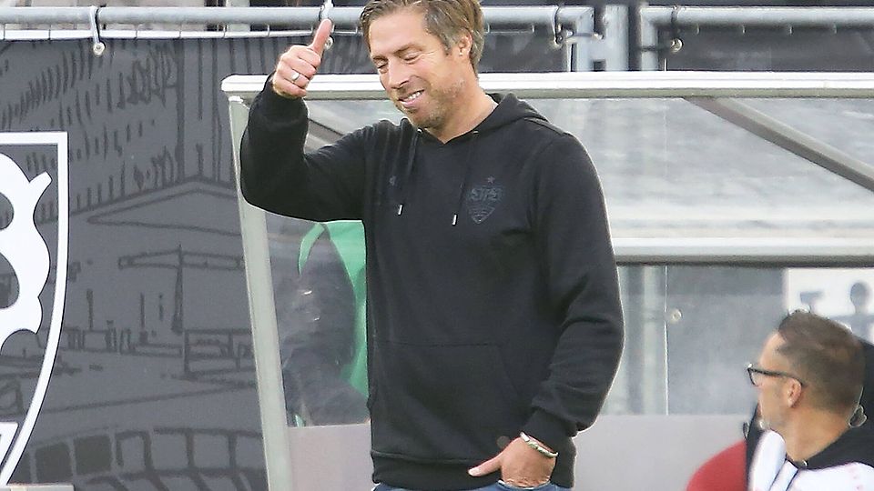 Daumen hoch! Unter der Anleitung des Dingolfinger Michael Wimmer holte der VfB Stuttgart den ersten Sieg dieser Bundesliga-Saison.