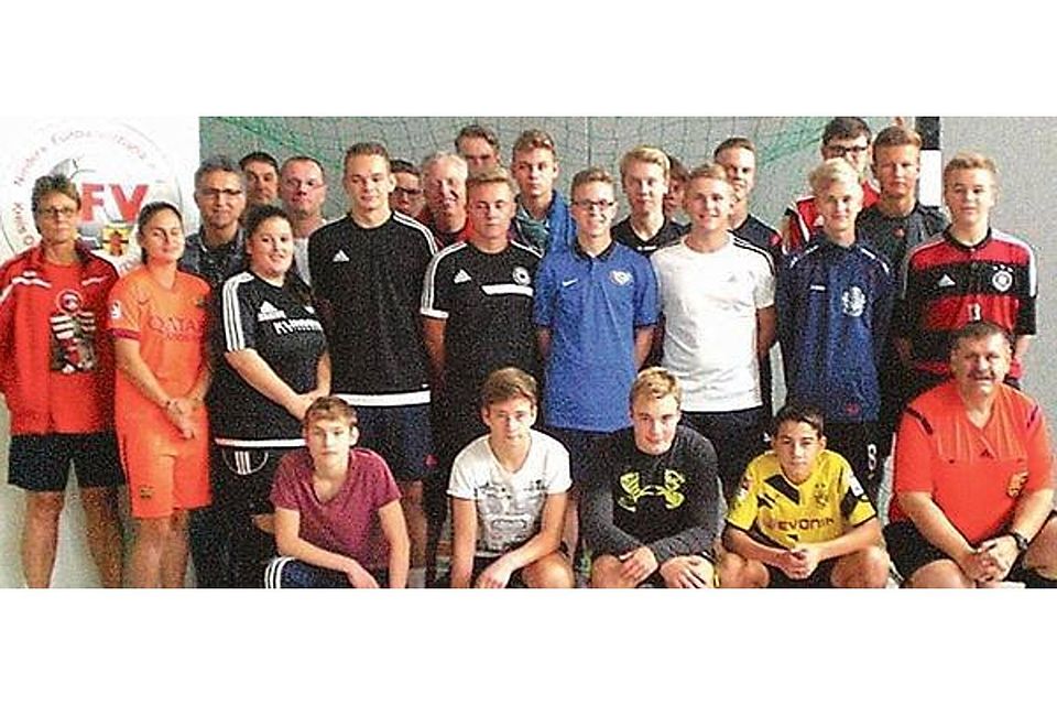 Rekord: 25 Fußball-Schiedsrichter bildete Michel Koch (unten rechts) zum Futsal-Referee weiter. privat