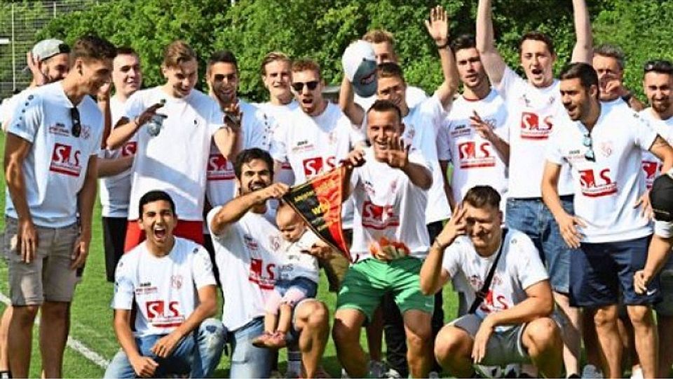 Die Fußballer des TV Oeffingen II um den Kapitän Dennis Kircil (vorn, Zweiter von links) freuen sich über die Meisterschaft und den Aufstieg in die Kreisliga A. Maximilian Hamm