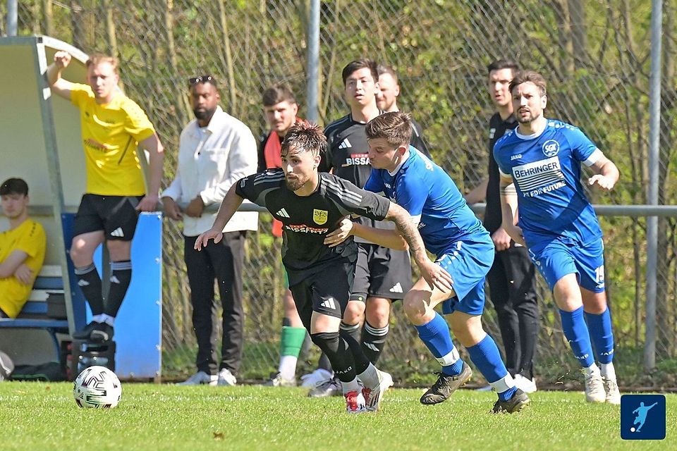 Kirchardt (blau) will sich am Sonntag den FV Brühl krallen.