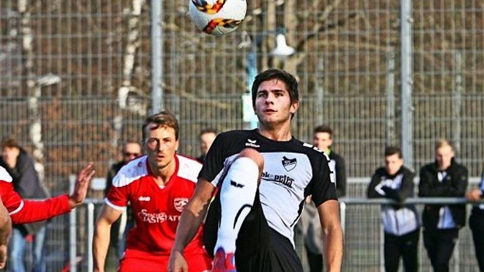 Immerhin zum Ausgleich hat es noch gereicht. Steffen Schmidt (rechts) traf aus kurzer Torentfernung. Foto: Yavuz Dural