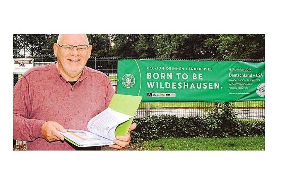 Einen ganzen Ordner füllen die Vereinbarungen mit dem Fußball-Bund: Wolfgang Sasse vorm Krandelstadion, wo ein Banner auf das Ereignis hinweist. Stefan idel