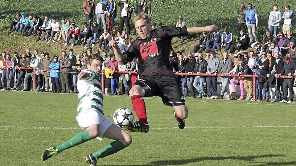 Wenigstens zum Finale kamen ein paar Zuschauer mehr. Das Endspiel um den Totopokal im Kreis NM/Jura gewann der FC/DJK Weißenburg (in Schwarz) vor rund 500 Fans mit 3:2 gegen den SV Pölling. (F: Mühlin