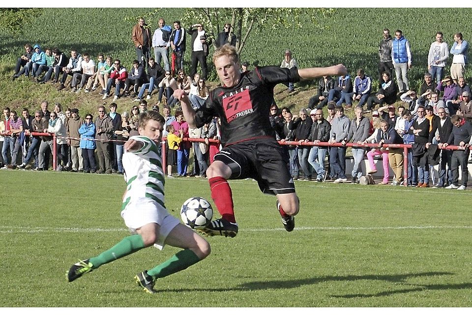 Wenigstens zum Finale kamen ein paar Zuschauer mehr. Das Endspiel um den Totopokal im Kreis NM/Jura gewann der FC/DJK Weißenburg (in Schwarz) vor rund 500 Fans mit 3:2 gegen den SV Pölling. (F: Mühlin
