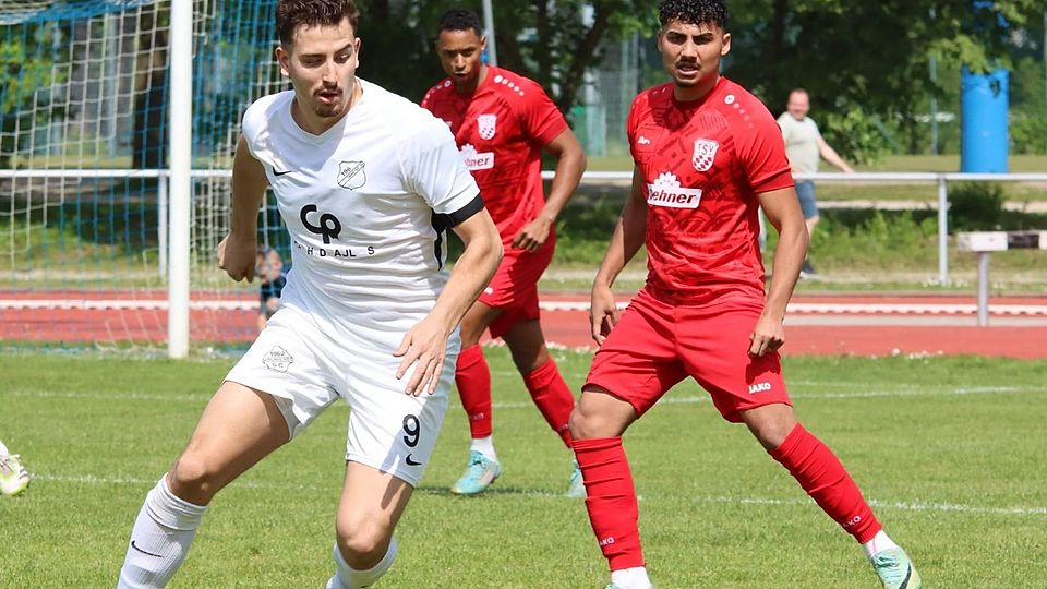 Auf bisher zehn Tore in dieser Saison bringt es Stürmer Alessandro Cazorla (im weißen Dress) vom Kirchheimer SC – der 23-Jährige wechselt nach der Saison zu Bayernliga-Aufsteiger TSV Grünwald.