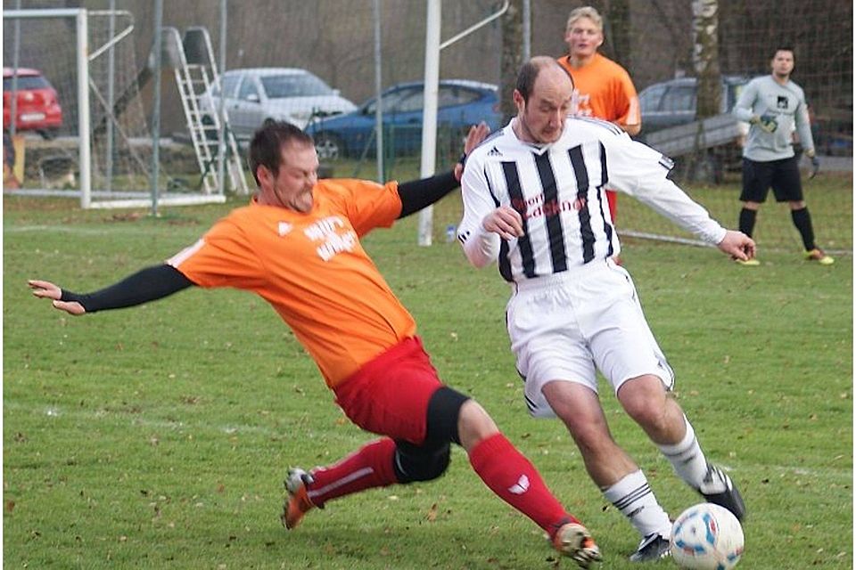 Kirchham gewinnt mit 2:0 beim SV Würding, spannendes Spiel mit vielen Zeikämpfen. Foto: Evi Winklhofer