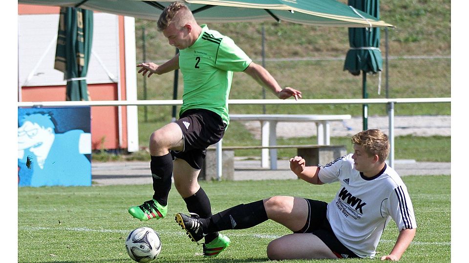 Paul Muth von der SG Altrhein lässt Mauchenheims Marius Stattmüller links liegen.