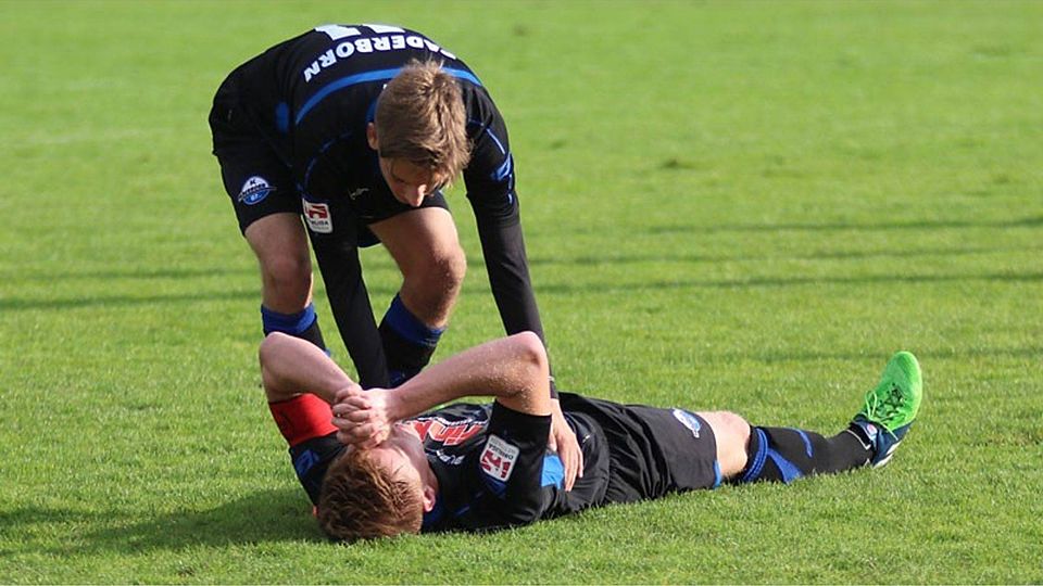 Frustrierend: Paderborns Semir Saric tröstet in dieser Szene seinen Kapitän Hendrik Brauer, der nach der 0:1-Niederlage gegen Beckum verärgert zu Boden gesunken war. F: Heinemann