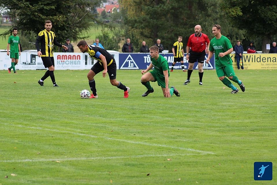 Deutlich mit 5:1 besiegte der SV Waldau (am Ball in gelb-schwarz Kapitän Alex Wolfrath) den immer noch punktlosen Gast von der Landesgrenze aus Waidhaus und Pfrentsch (in grün).