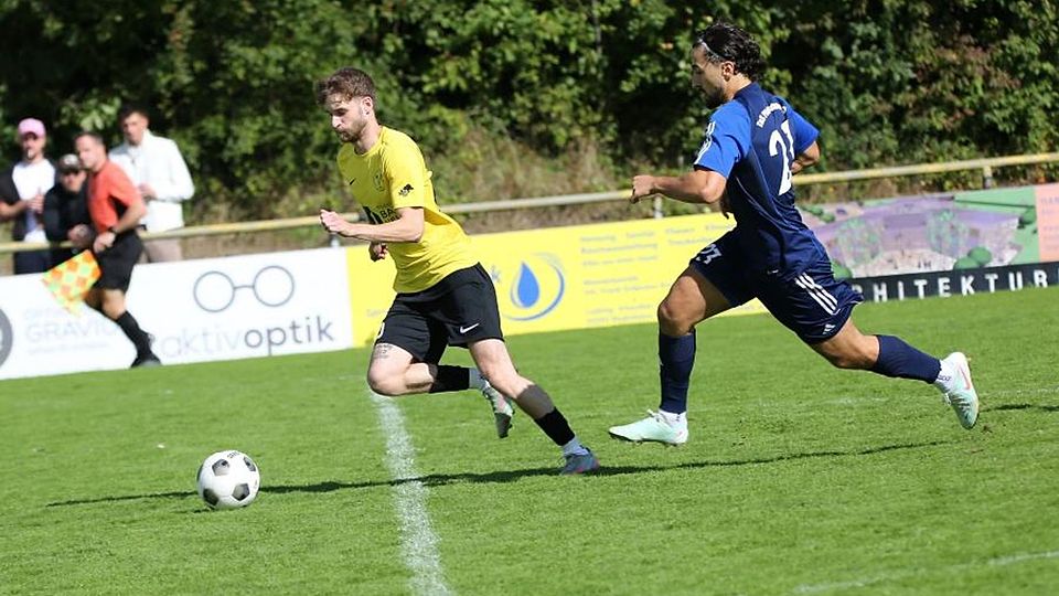 Auf und davon: Der Rüdesheimer Fabio Pawlowitz (links) rennt Pfaffen-Schwabenheims Muhammed Naci Kortoglu davon und macht sich auf den Weg zum 1:0 des VfL, der am Ende 2:1 gewann.	Foto: Edgar Daudistel