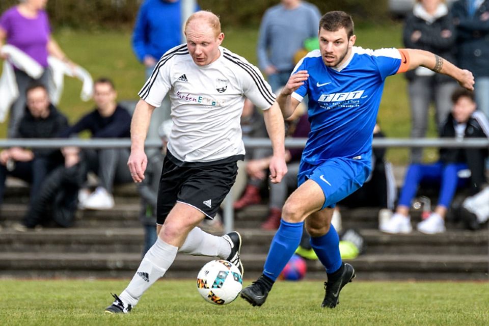 Jahrelang der Mittelfeldmotor beim FC Wehr: Bastian Kühne (links, gegen Fabian Schmidt, Spvgg. Brennet-Öflingen) | Foto: Gerd Gründl