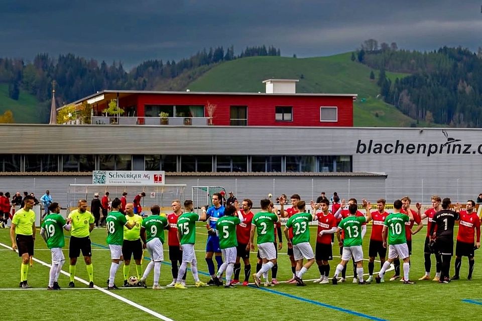 Handshake vor der Partie - Einsiedeln gegen Rümlang.
