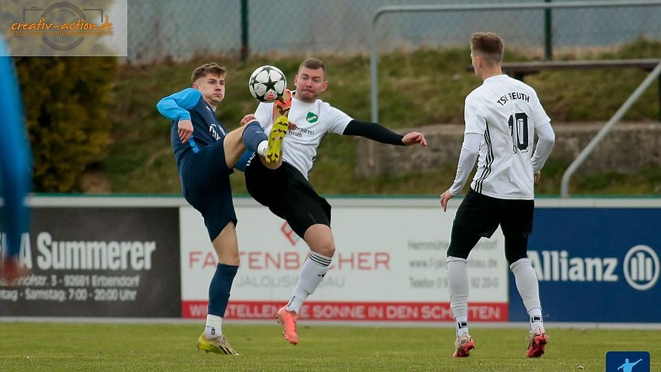 Zwei zuletzt erfolgreiche Teams prallen in der Partie zwischen dem TSV Reuth (in Weiß-Schwarz) und den Gästen aus Vorbach (in Blau) aufeinander. Der Heimvorteil lässt die Truppe des Trainerduos Wildenauer/Bächer in die Rolle des leichten Favoriten schlüpfen.
