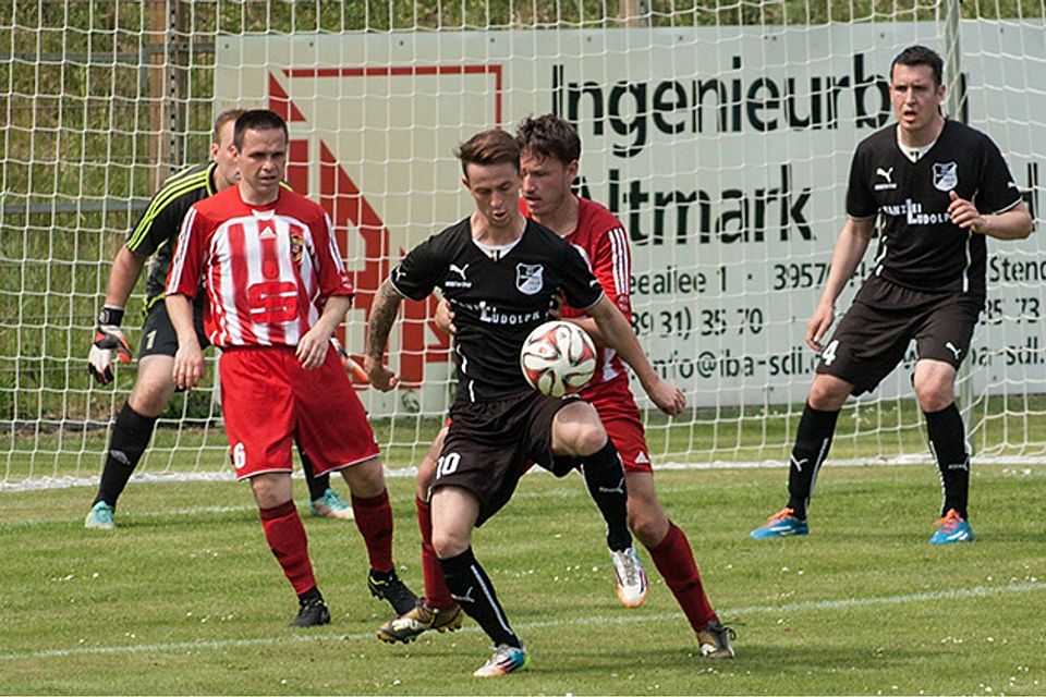 Stendal (rot-weiß) freut sich auf die Sonntagsspiele. Ammendorf (schwarz) verzichtete unter anderem wegen dem Sonntag als Regelspieltag vor zwei Jahren auf den Aufstieg in die Oberliga.  F: Riemann