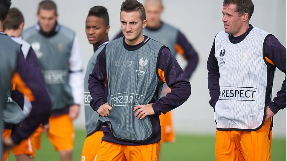 Samed Yesil (Mitte) im Training des Liverpool FC mit Raheem Sterling (Hintergrund) und Jamie Carragher (r.).