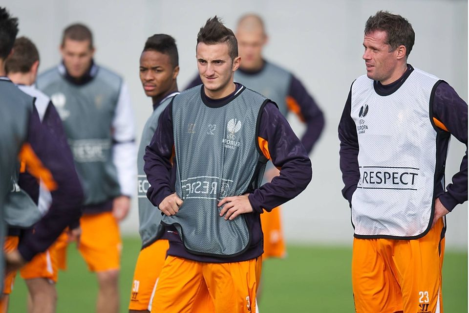 Samed Yesil (Mitte) im Training des Liverpool FC mit Raheem Sterling (Hintergrund) und Jamie Carragher (r.).