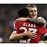 Toni Kroos versucht seinen ehemaligen Bayern-Kollegen David Alaba zu trösten. AFP / GABRIEL BOUYS