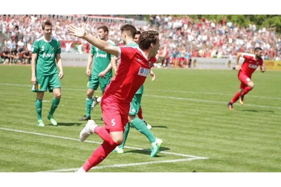 Der letzte Jubellauf von Benjamin Maas im Wormatia-Trikot: Der Abwehrrecke muss verletzungsbedingt seine Karriere beenden. F: Dinger