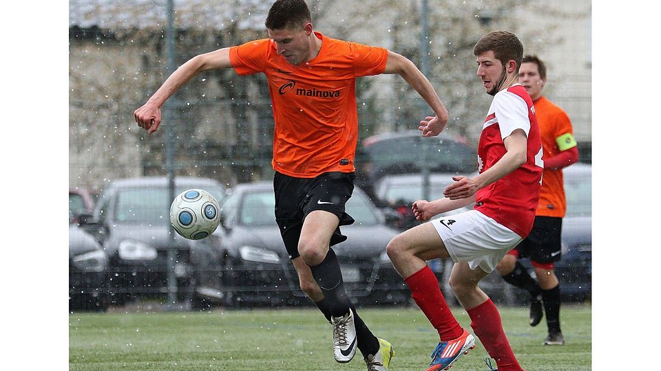 Auf und davon: Steffen Wien (links) von der ISV Kailbach lässt im C-Liga-Spiel den Günterfürster  Christian Knapp stehen. Foto: Herbert Krämer